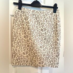 Loft skirt with cute zipper in the back.